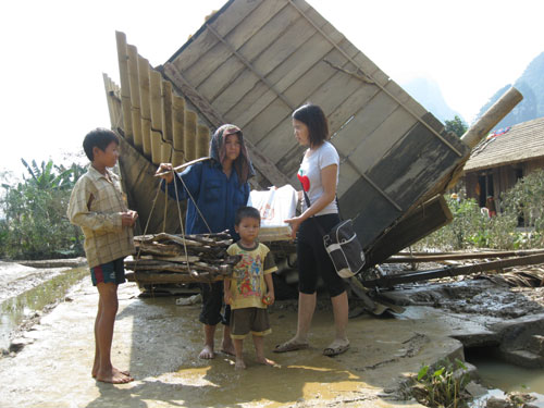 650 thùng mì tôm đến với người dân Tân Hoá